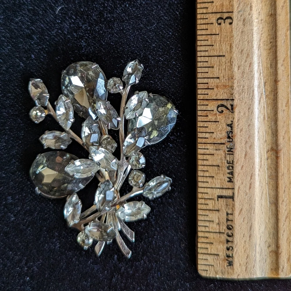 Vintage Brooch, Clear and Smokey Stones in a Silver Toned Flora/Fauna Design - Picture 4 of 6